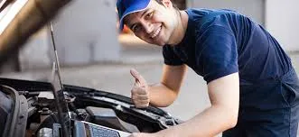Revisión de un coche al emprender un viaje