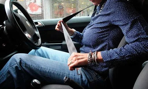 ¿Quién paga la multa por no llevar cinturón?