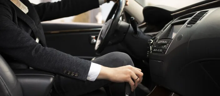 ¿Por qué vibra el volante del coche? Las 7 principales causas