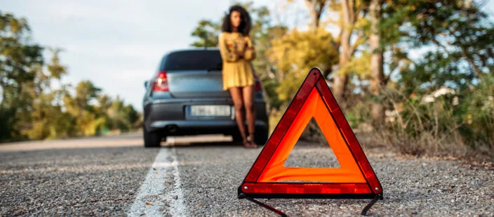 Manchas debajo del coche: qué quieren decir y cómo actuar