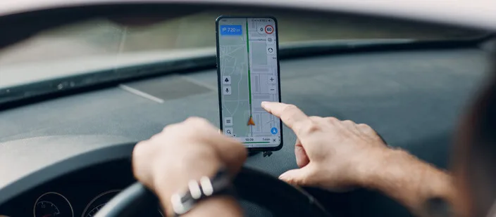 Cargar el móvil en el coche: ¿por qué no debe hacerse?