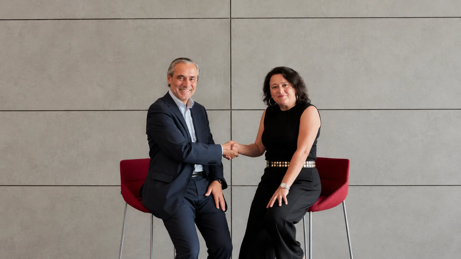 Antonio Alcaide, CEO de Transferencia24, y Elena Castillero, directora comercial de Grandes Cuentas y Brokers de Helvetia Caser.